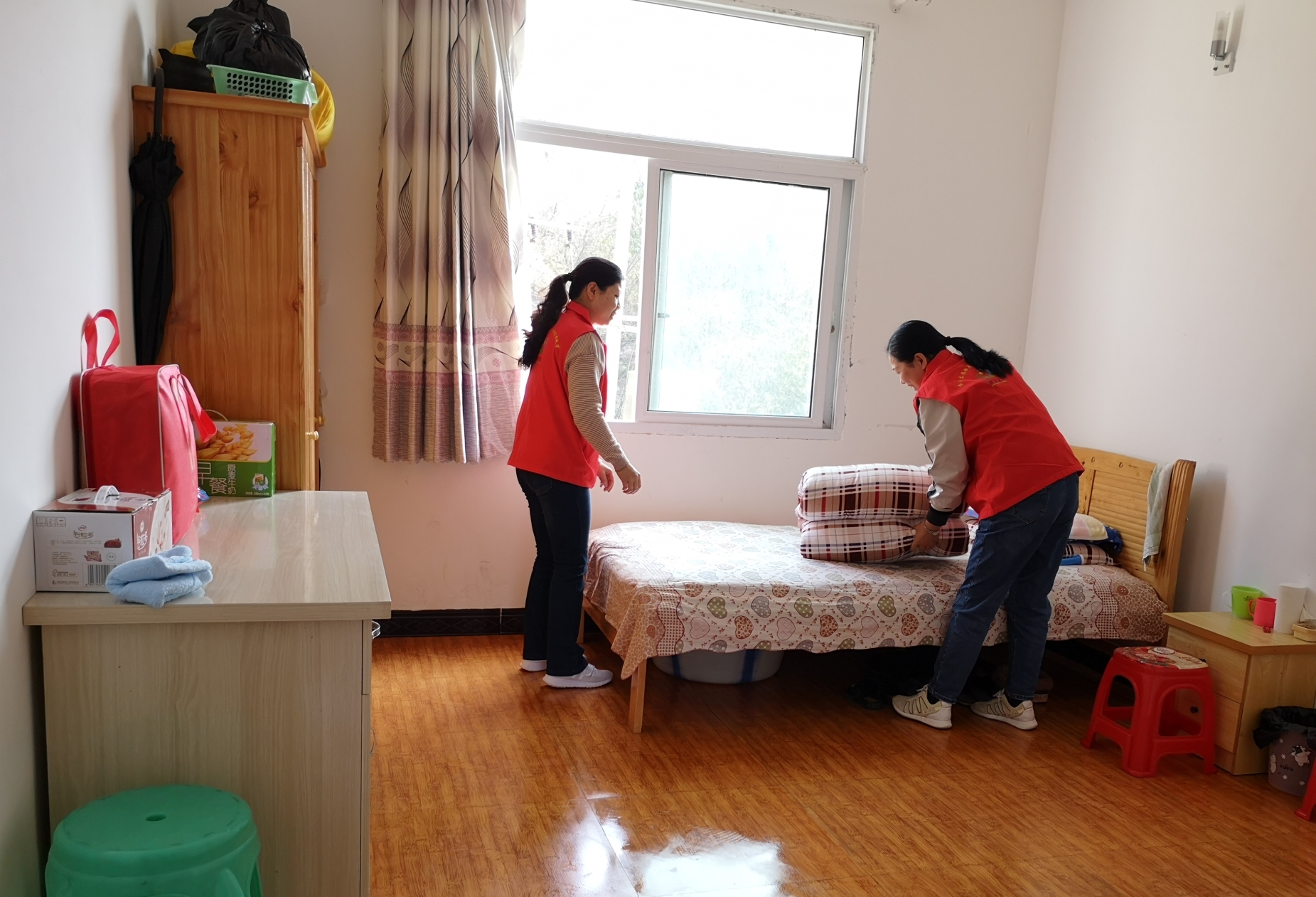 �������